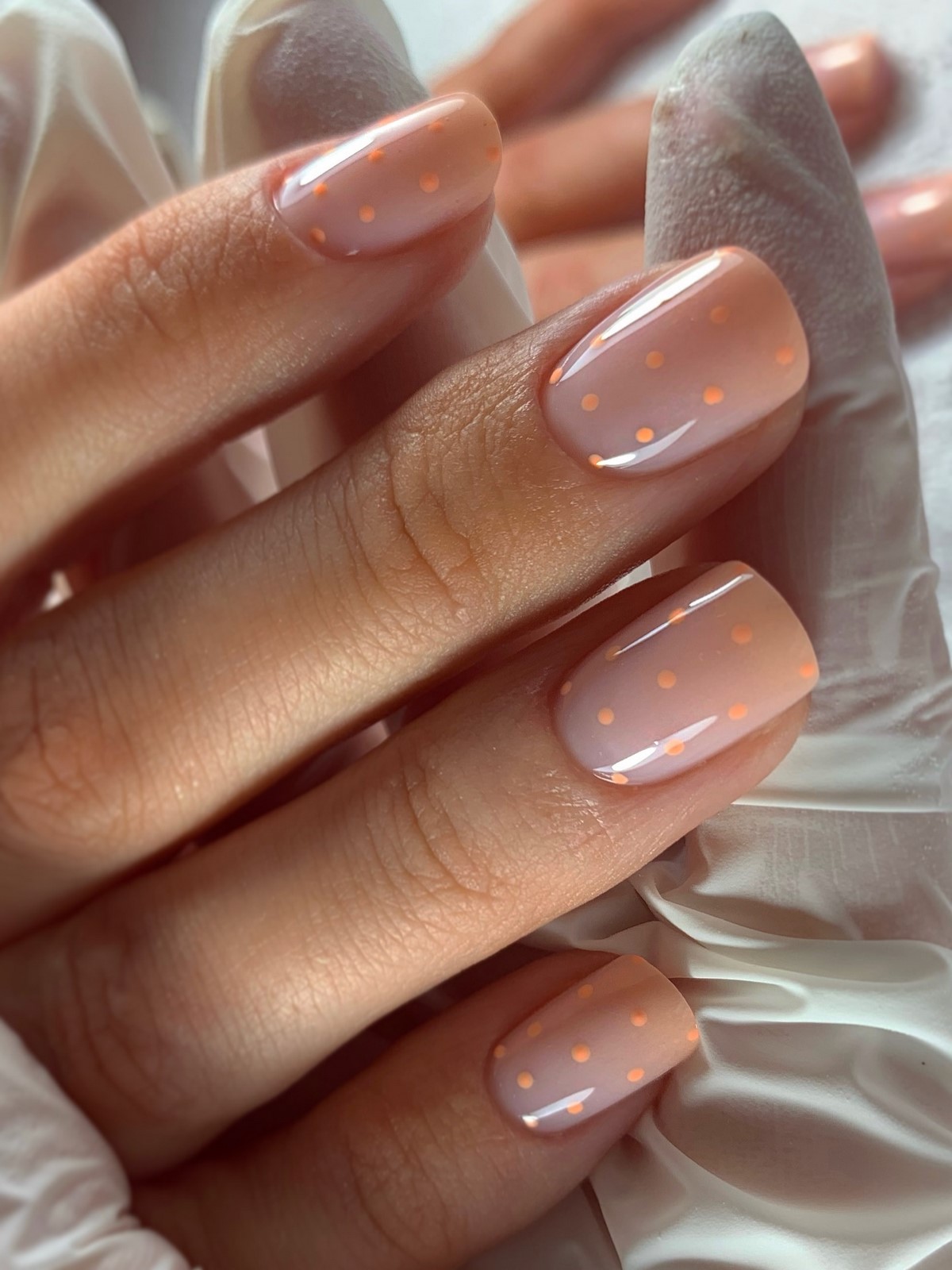 Минимализм на ногтях весной 2026: тонкие детали вместо дизайна