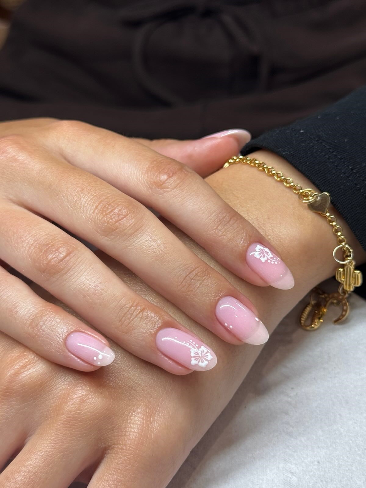 Прозрачные ногти весной 2026: идеи и варианты