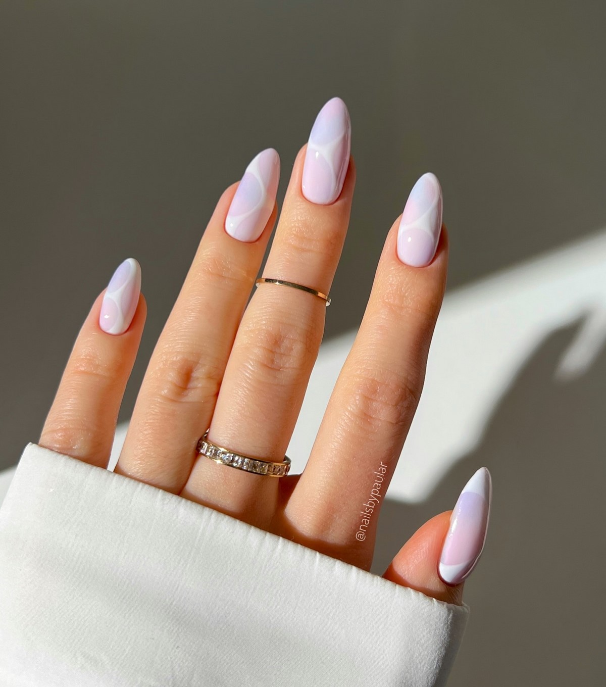 Маникюр, который выглядит дорого: простой дизайн, который заменил сложные ногти