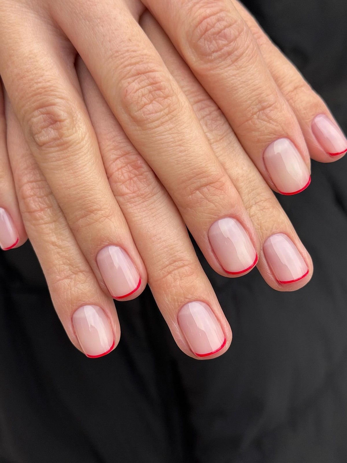 Маникюр 2026: короткие ногти, которые неожиданно меняют образ