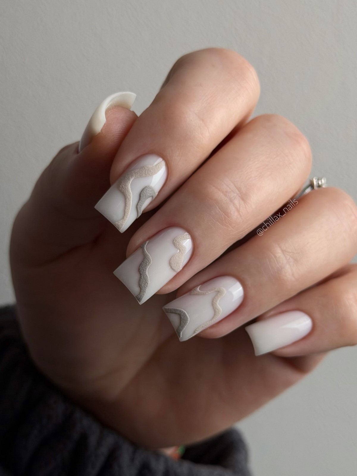 Минимализм на ногтях весной 2026: тонкие детали вместо дизайна