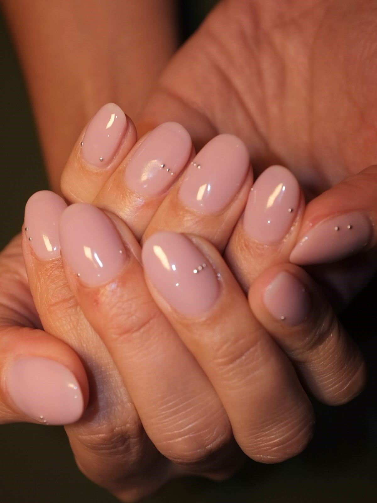 Френч устарел: маникюр, который выглядит дороже и уже его вытесняет