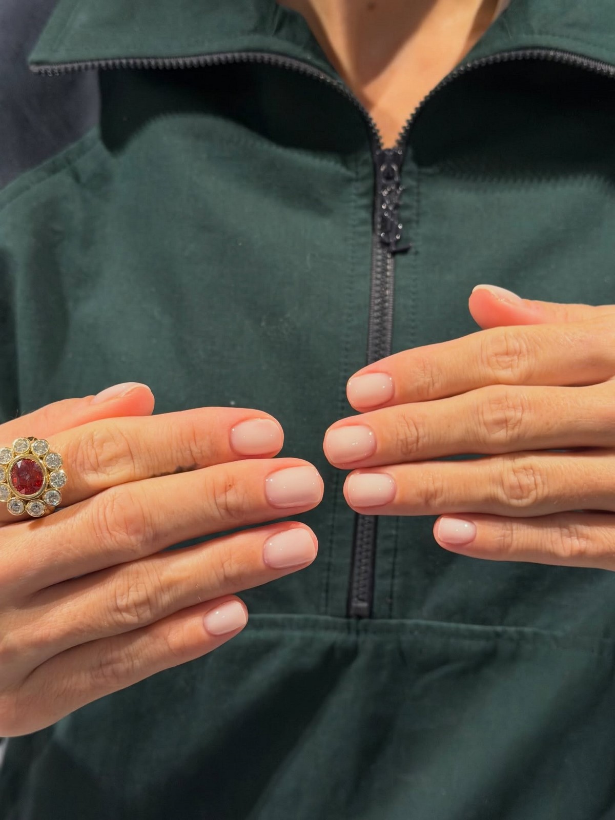 Френч устарел: маникюр, который выглядит дороже и уже его вытесняет