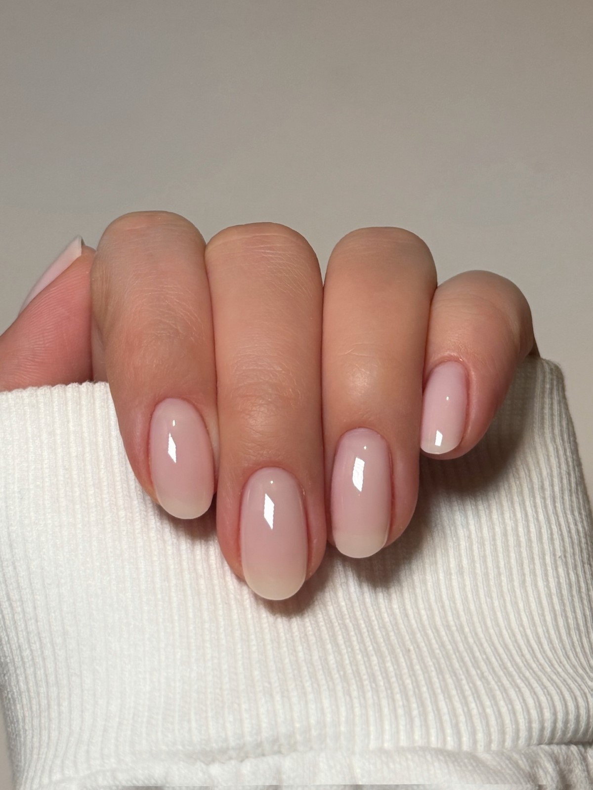 Маникюр, который выглядит дорого: простой дизайн, который заменил сложные ногти