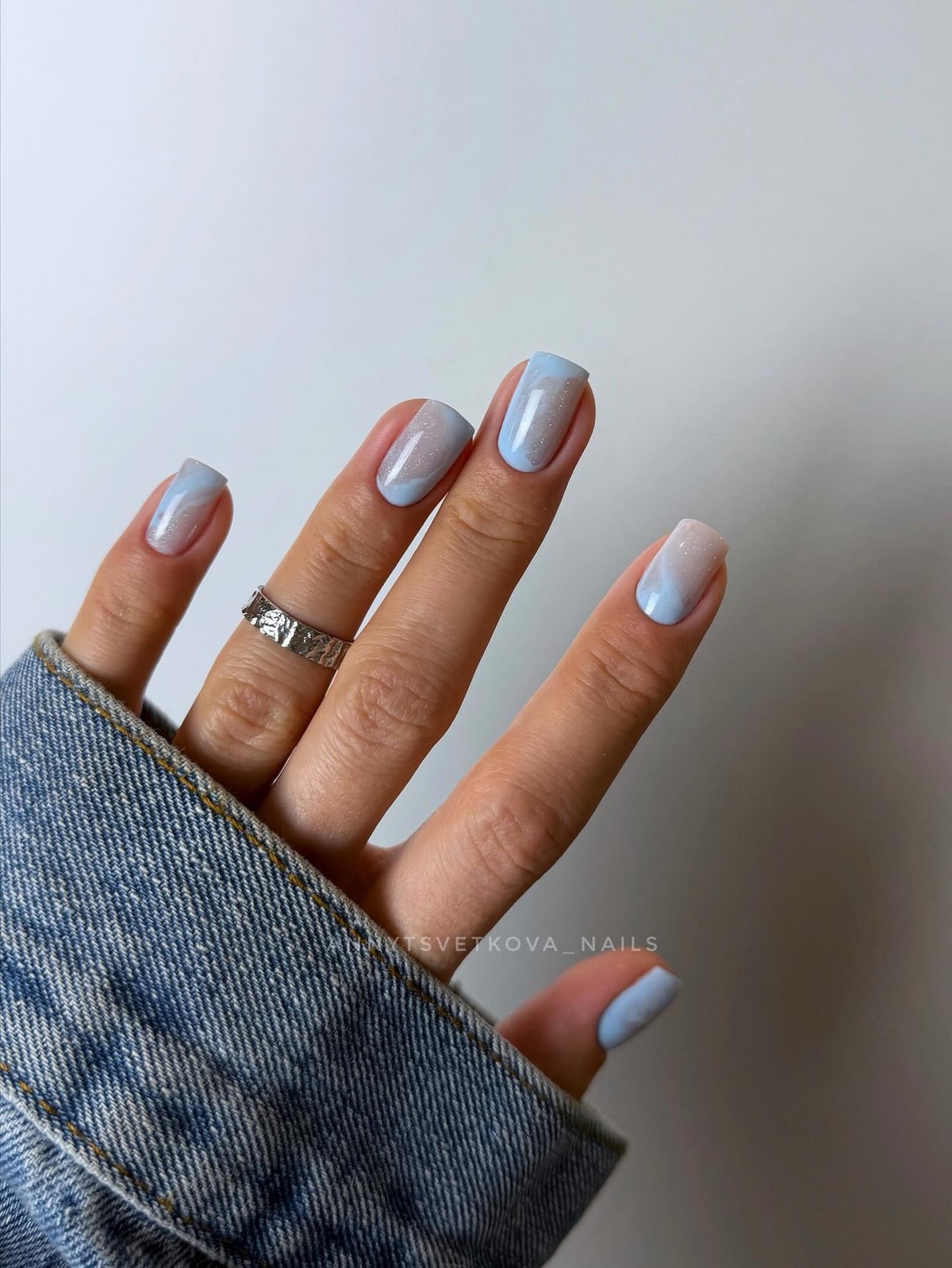 Маникюр 2026: короткие ногти, которые неожиданно меняют образ