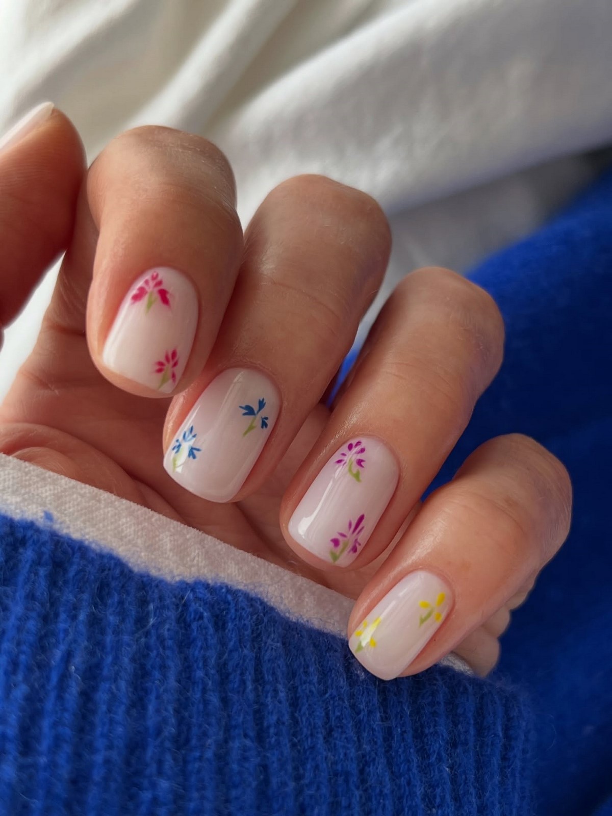 Минимализм на ногтях весной 2026: тонкие детали вместо дизайна