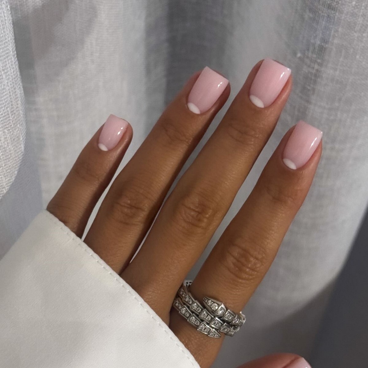 Маникюр, который выглядит аккуратно — его делают чаще всего сейчас