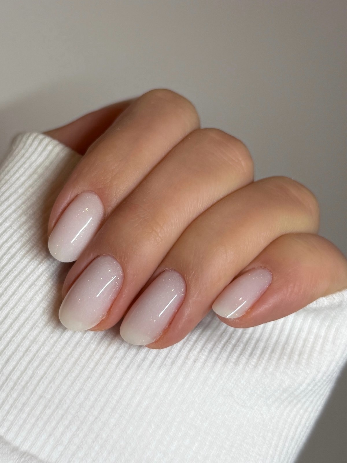 Маникюр, который выглядит дорого: простой дизайн, который заменил сложные ногти