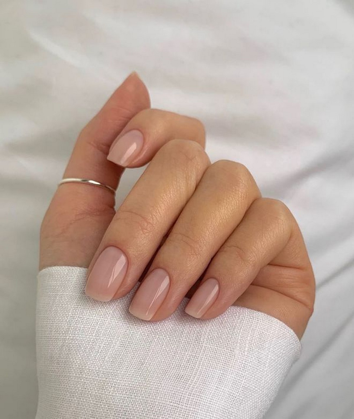 Маникюр 2026: короткие ногти, которые неожиданно меняют образ