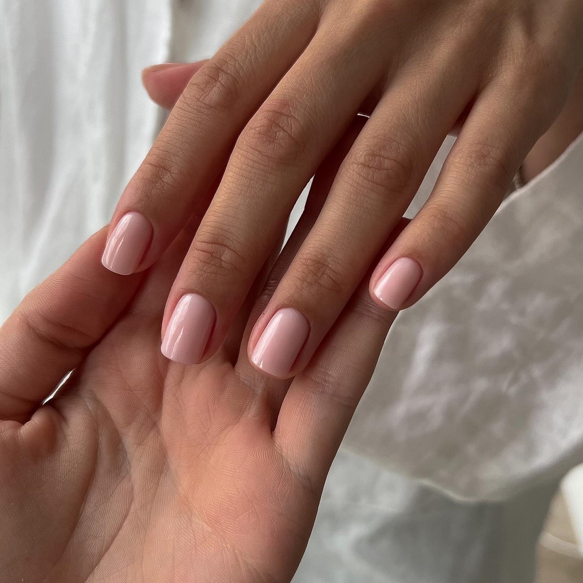 Френч устарел: маникюр, который выглядит дороже и уже его вытесняет