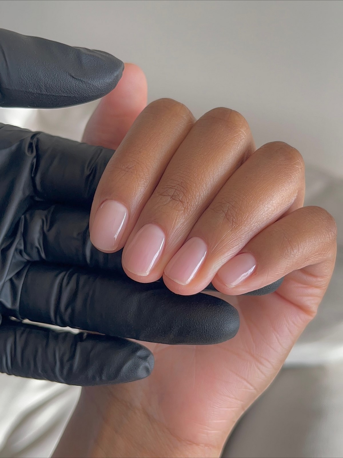 Френч устарел: маникюр, который выглядит дороже и уже его вытесняет