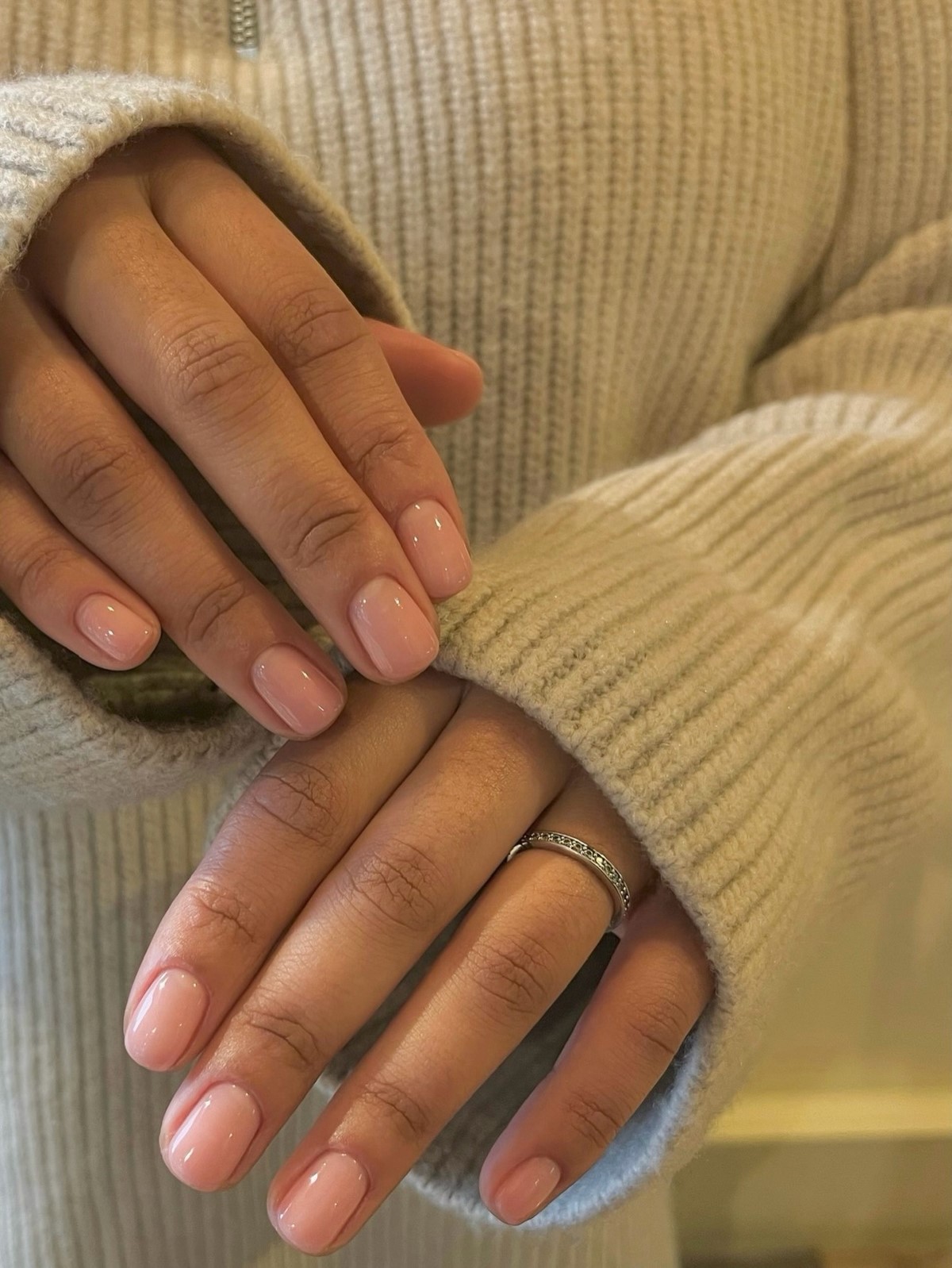 Френч устарел: маникюр, который выглядит дороже и уже его вытесняет