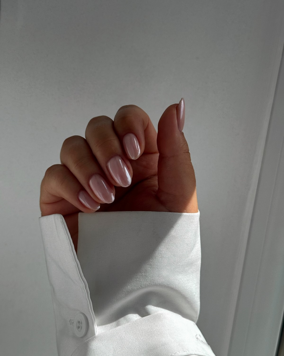 Френч устарел: маникюр, который выглядит дороже и уже его вытесняет