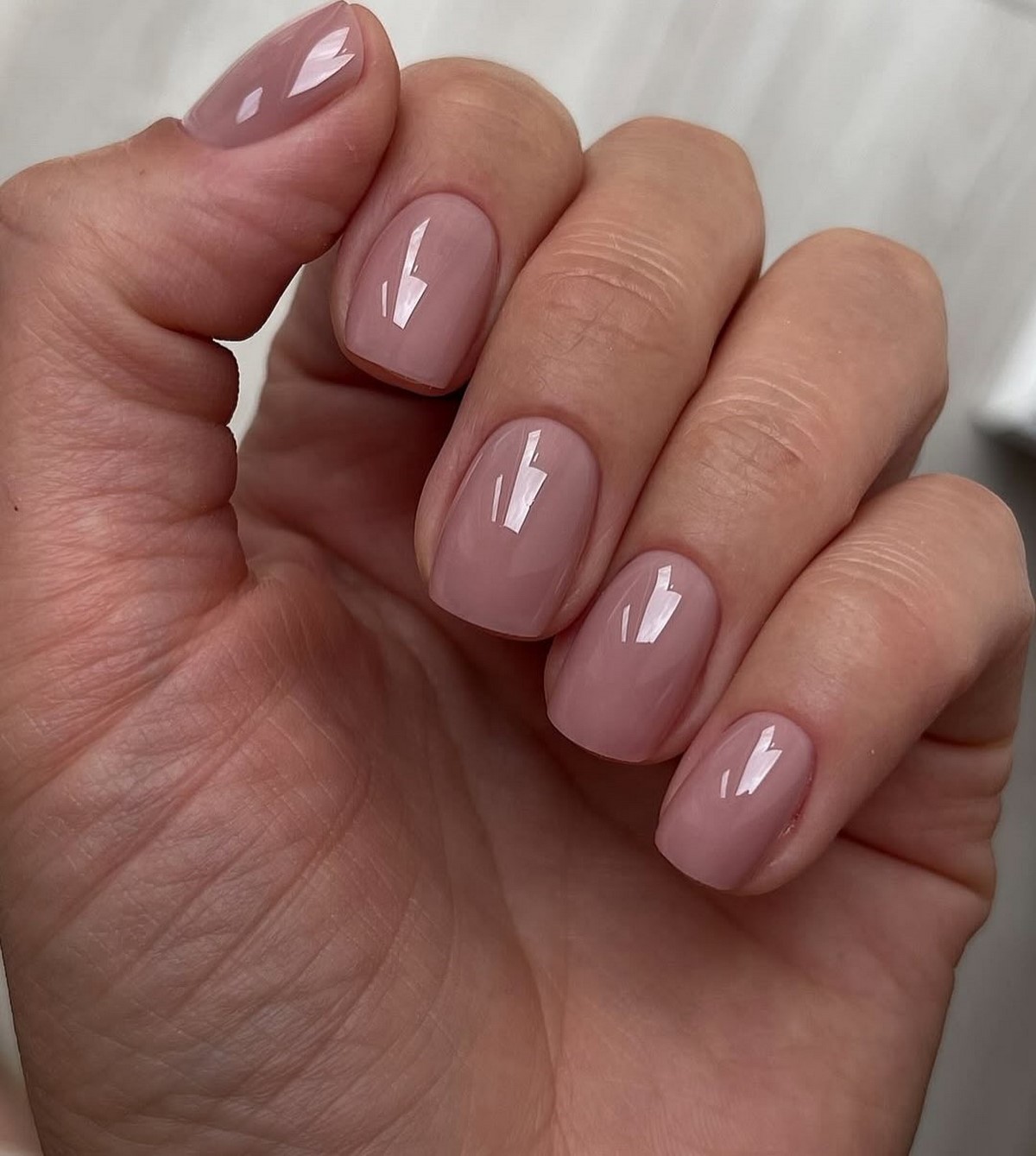 Френч устарел: маникюр, который выглядит дороже и уже его вытесняет