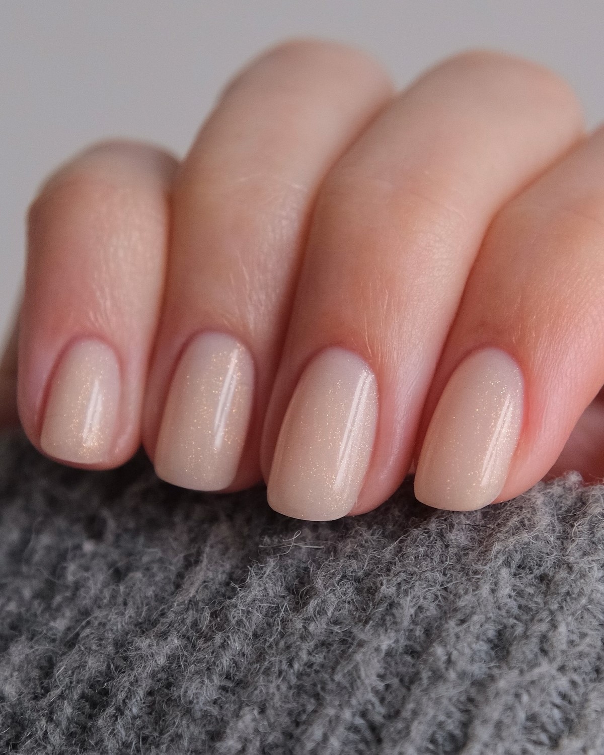 Френч устарел: маникюр, который выглядит дороже и уже его вытесняет