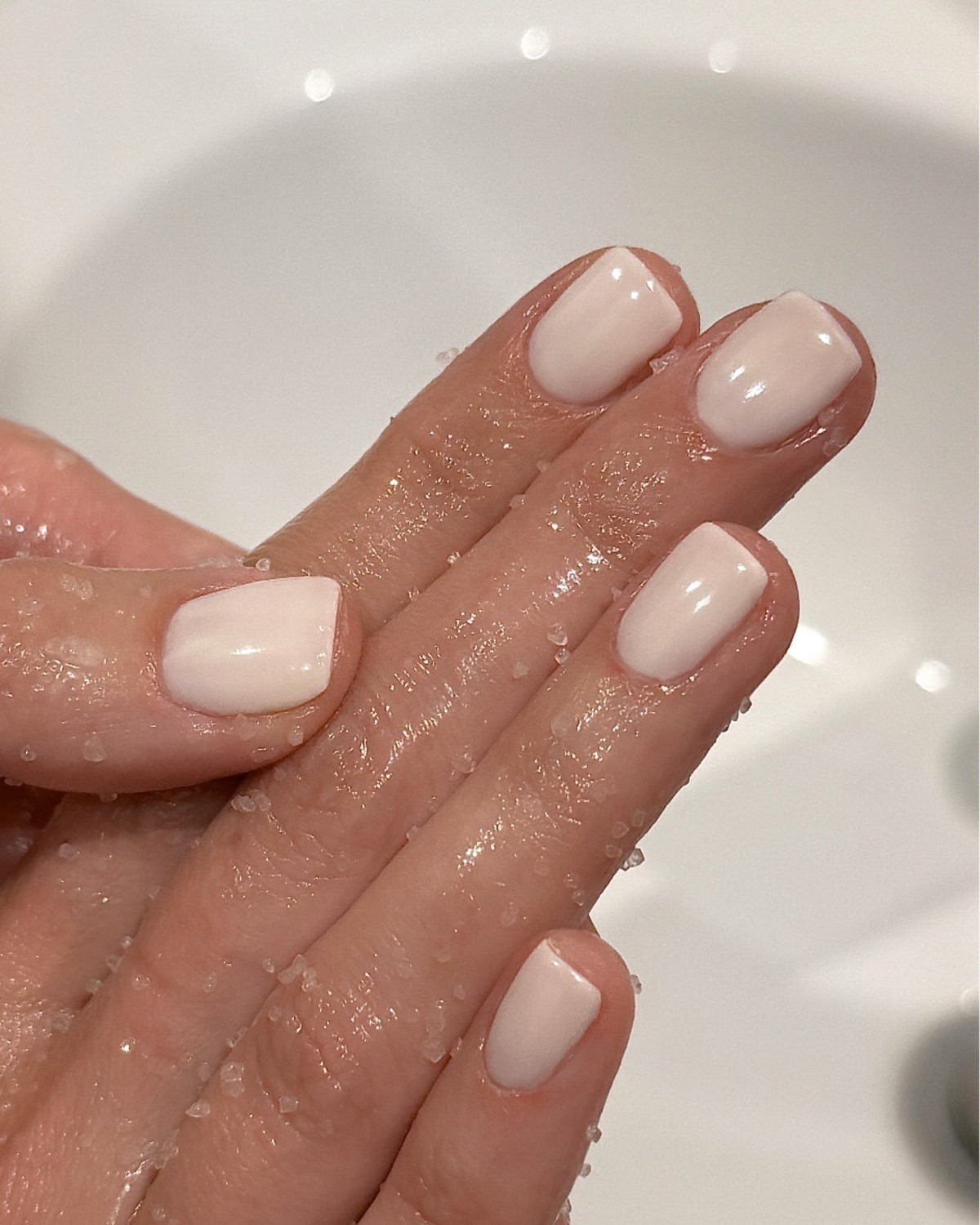 Маникюр, который выглядит дорого: простой дизайн, который заменил сложные ногти