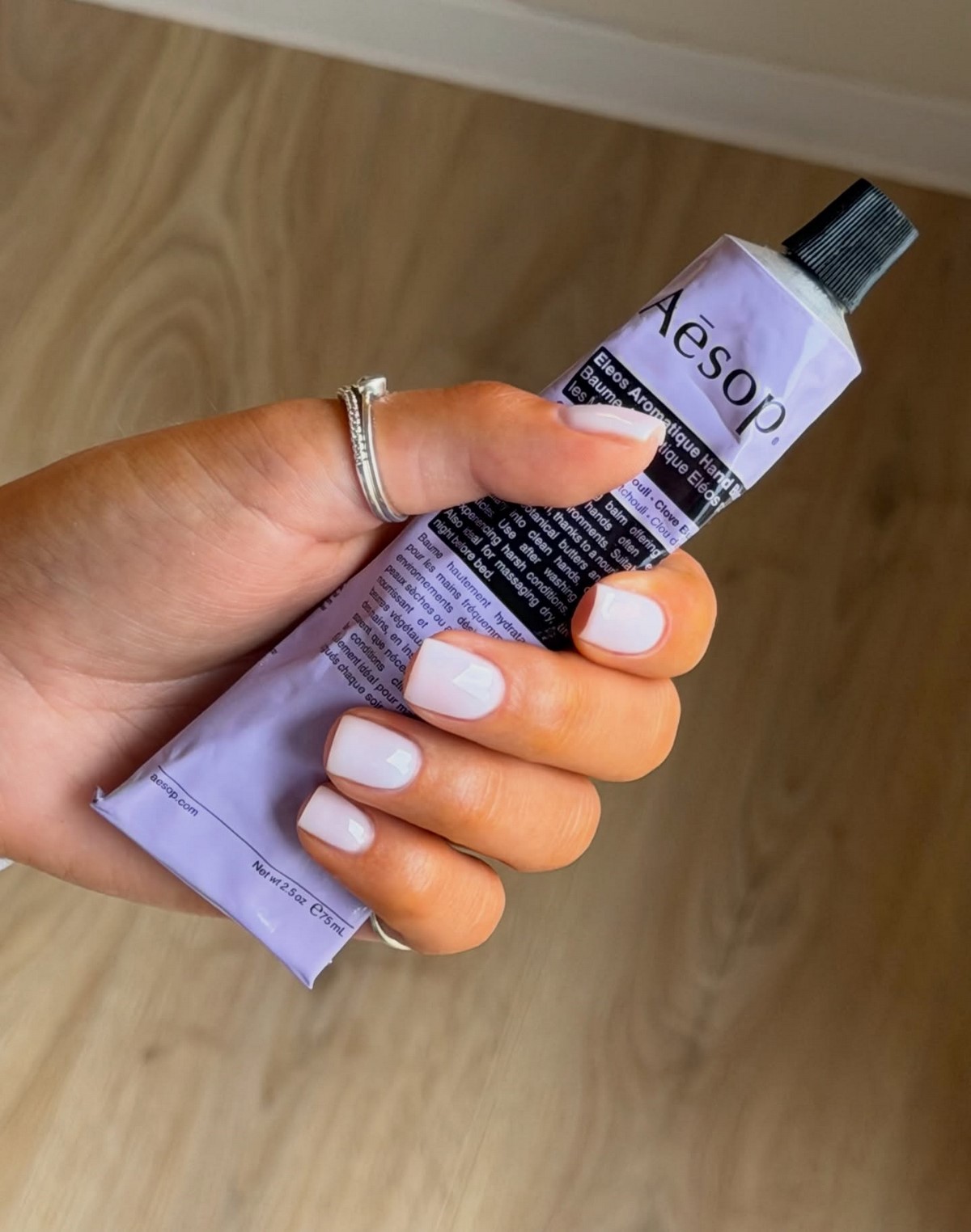 Маникюр, который выглядит дорого: простой дизайн, который заменил сложные ногти