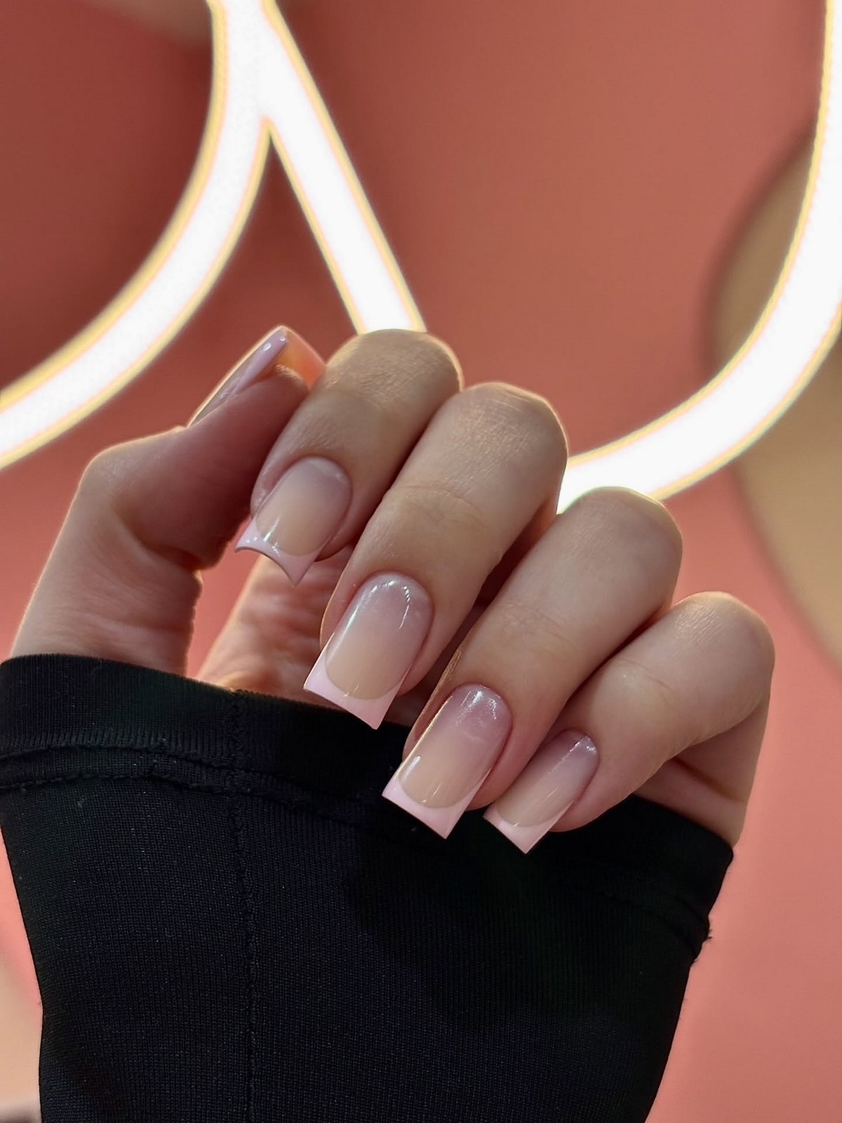 Маникюр, который выглядит дорого: простой дизайн, который заменил сложные ногти