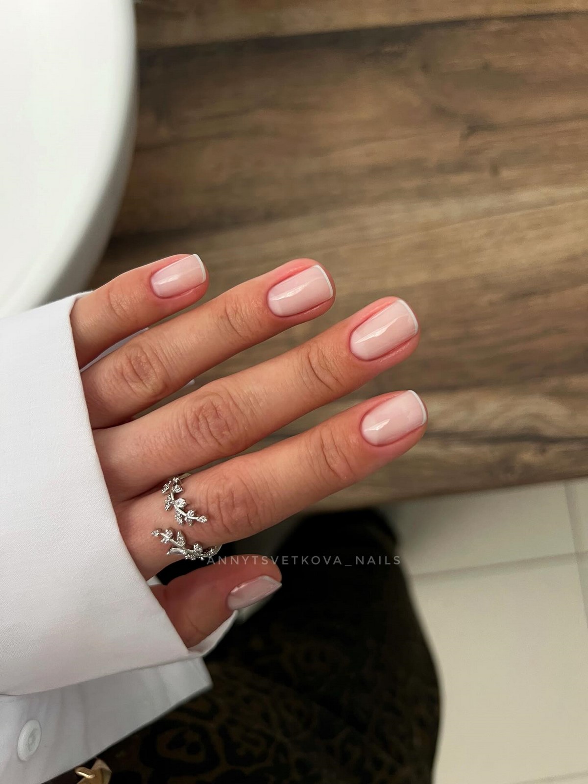 Маникюр, который выглядит дорого: простой дизайн, который заменил сложные ногти