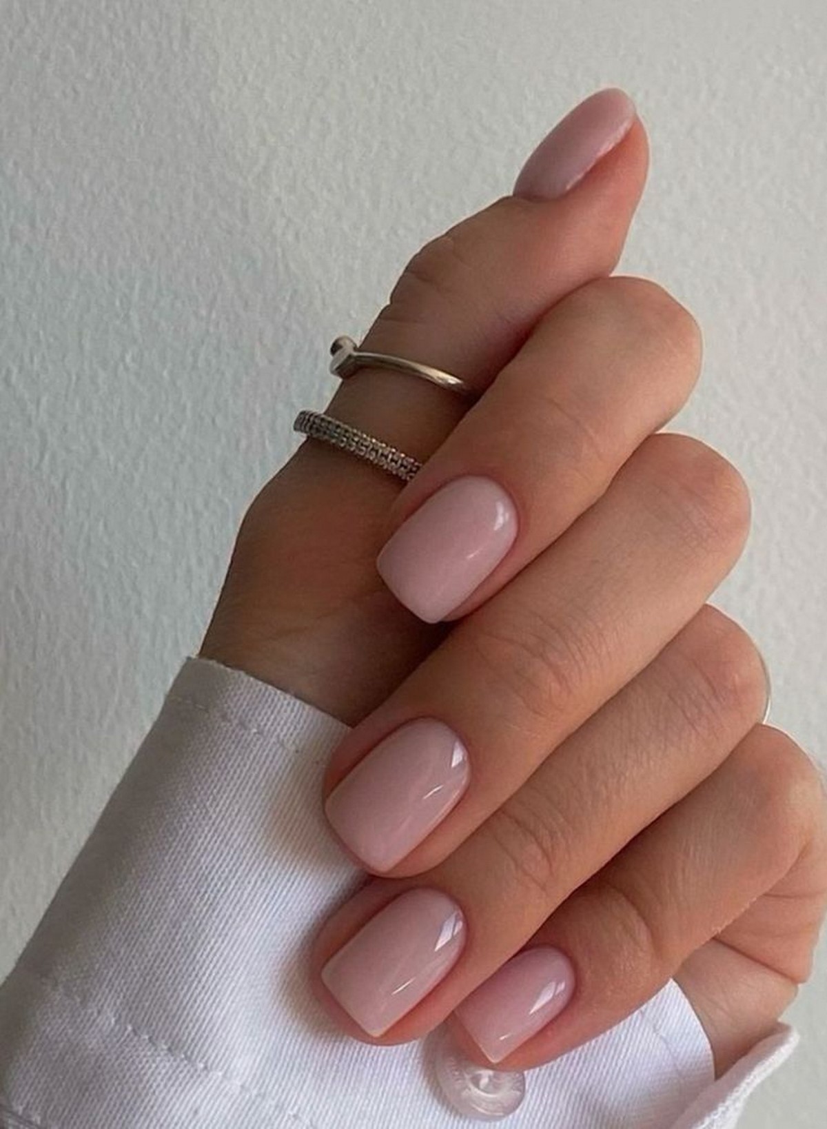 Маникюр 2026: короткие ногти, которые неожиданно меняют образ