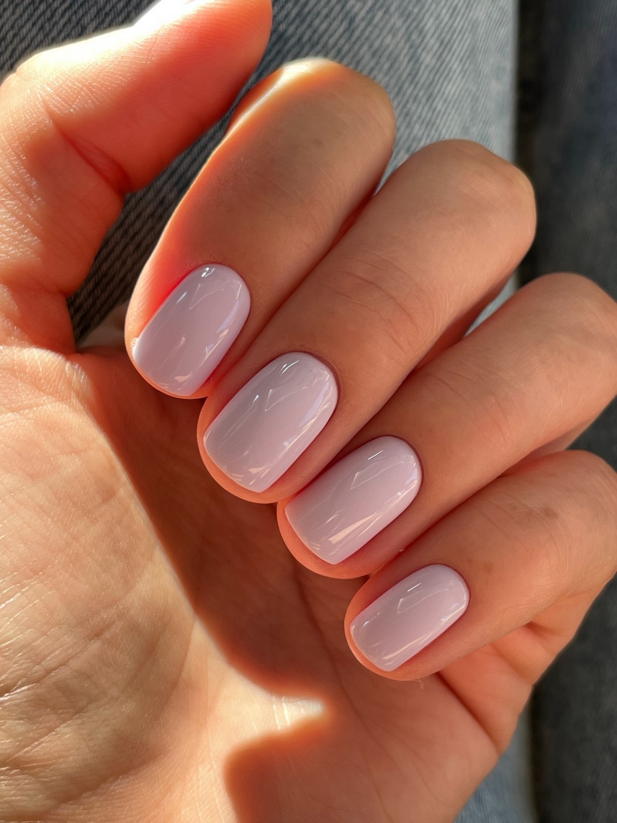 Маникюр 2026: короткие ногти, которые неожиданно меняют образ