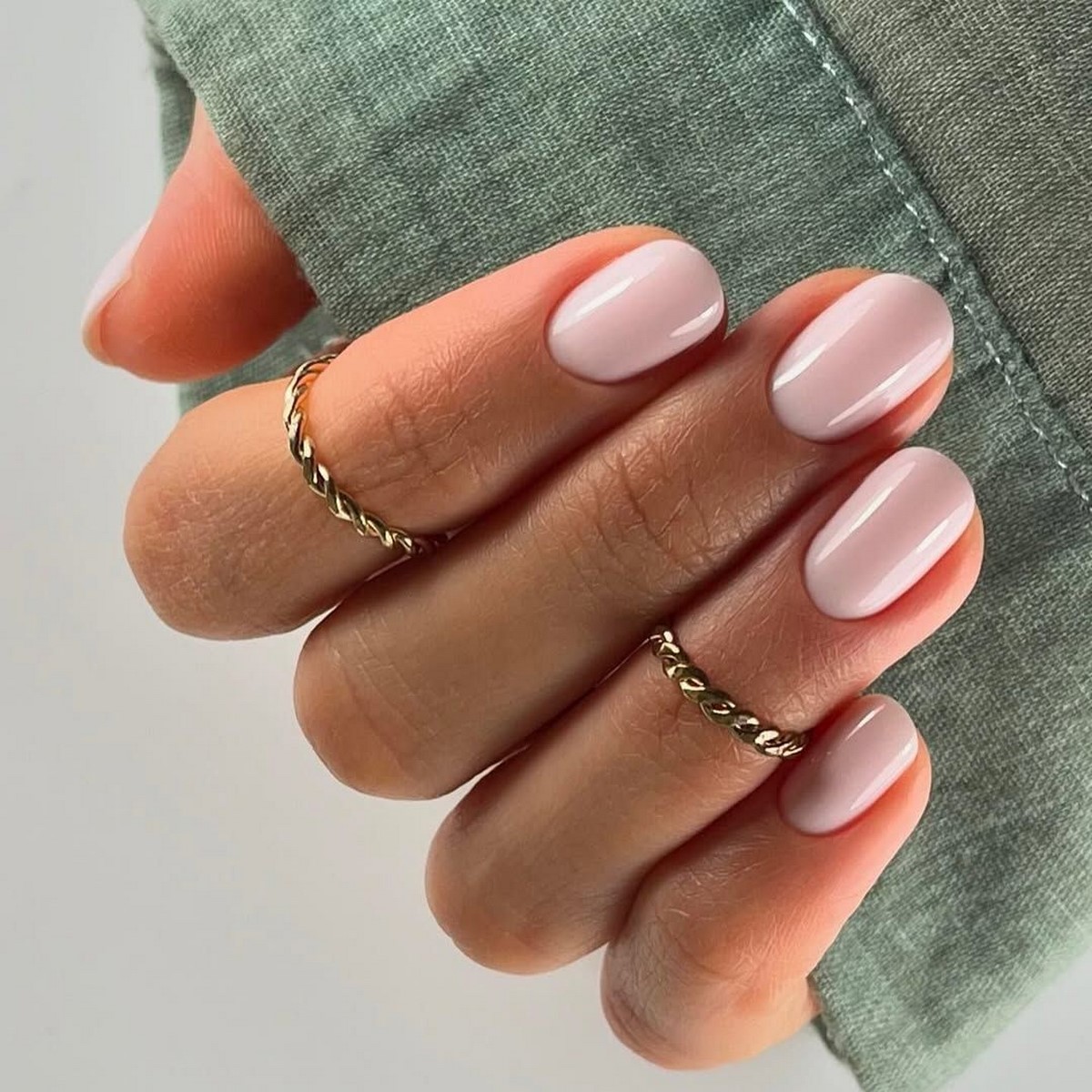 Маникюр 2026: короткие ногти, которые неожиданно меняют образ