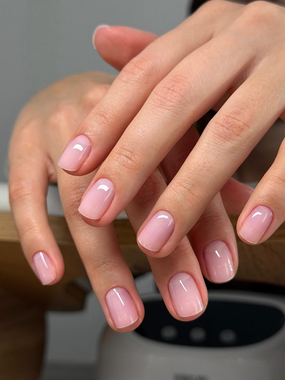 Маникюр 2026: короткие ногти, которые неожиданно меняют образ