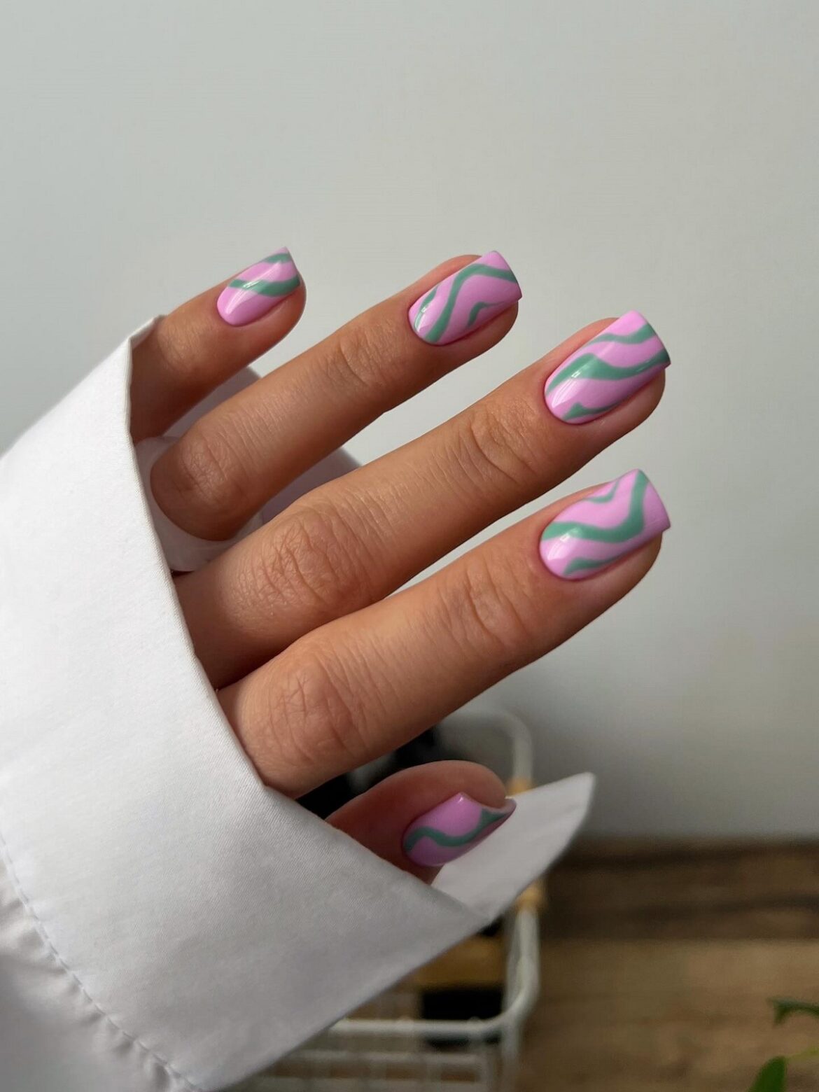 Маникюр 2026: короткие ногти, которые неожиданно меняют образ