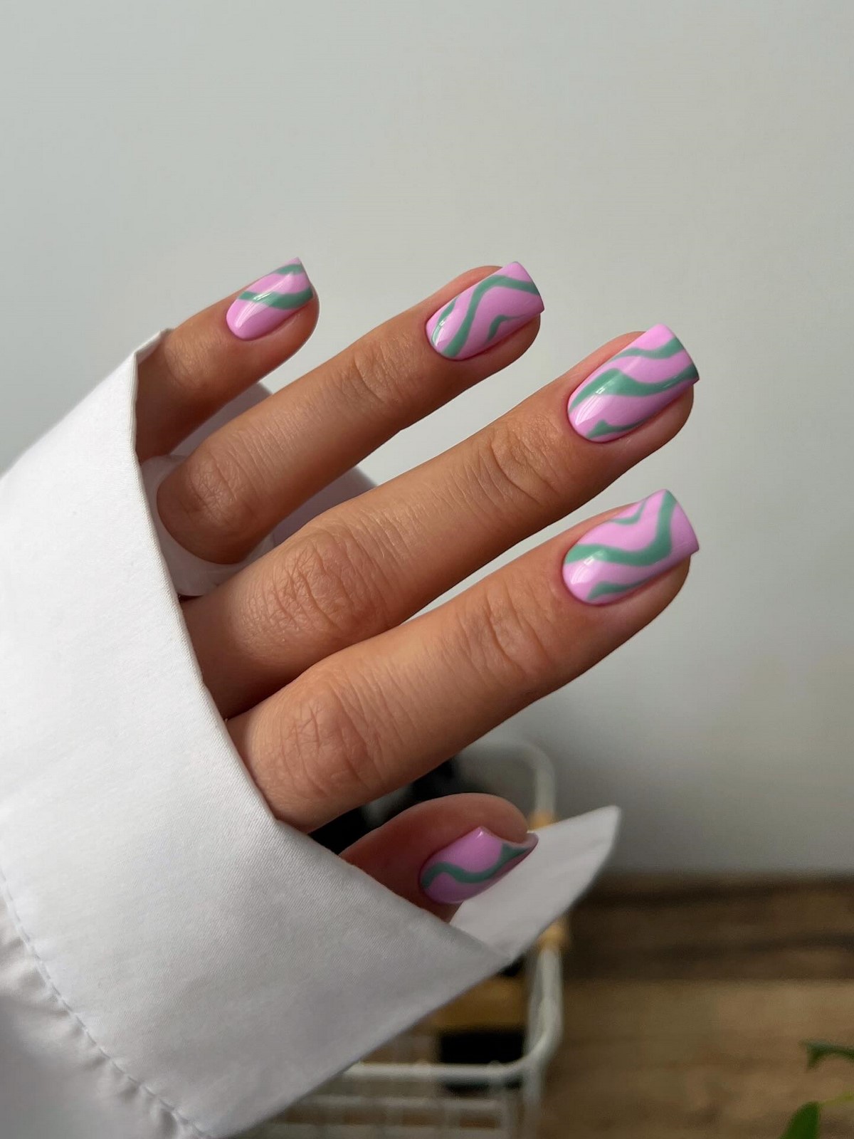 Маникюр 2026: короткие ногти, которые неожиданно меняют образ