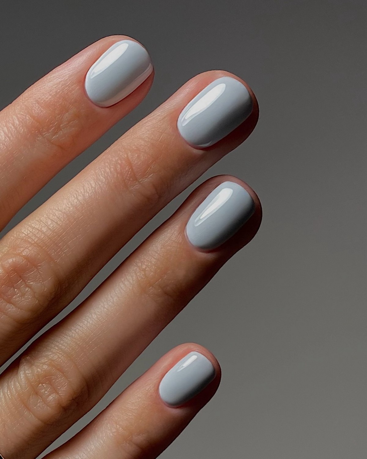 Маникюр 2026: короткие ногти, которые неожиданно меняют образ