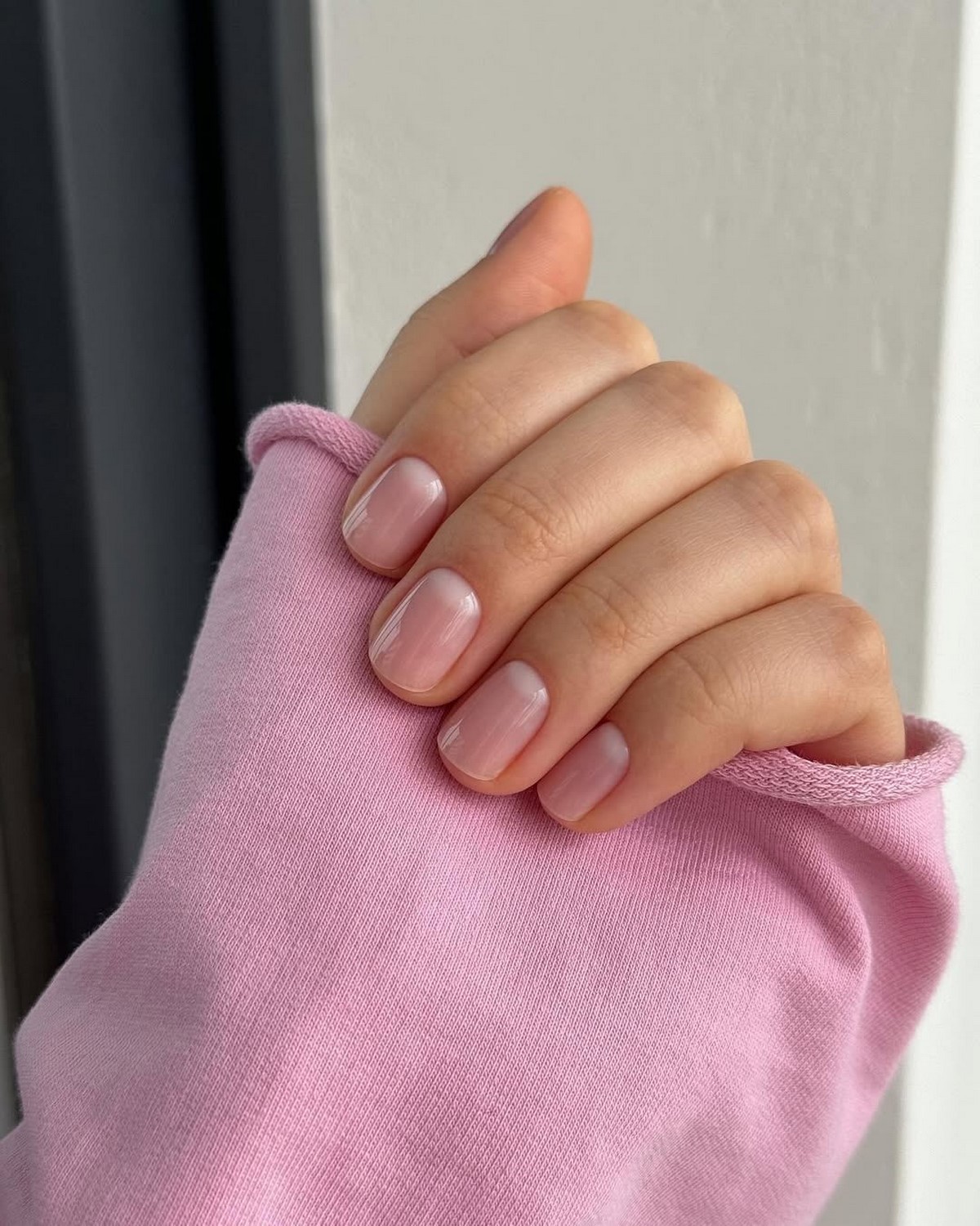 Маникюр 2026: короткие ногти, которые неожиданно меняют образ