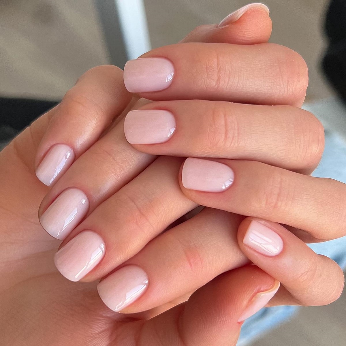 Маникюр 2026: короткие ногти, которые неожиданно меняют образ