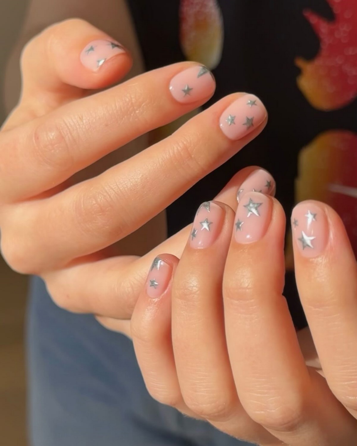 Маникюр 2026: короткие ногти, которые неожиданно меняют образ