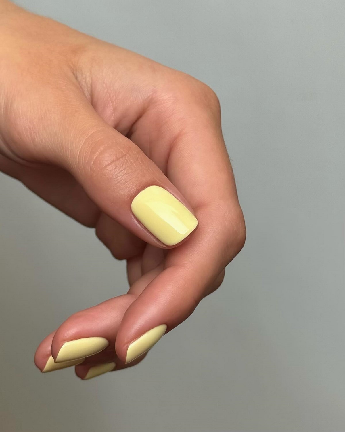 Маникюр 2026: короткие ногти, которые неожиданно меняют образ