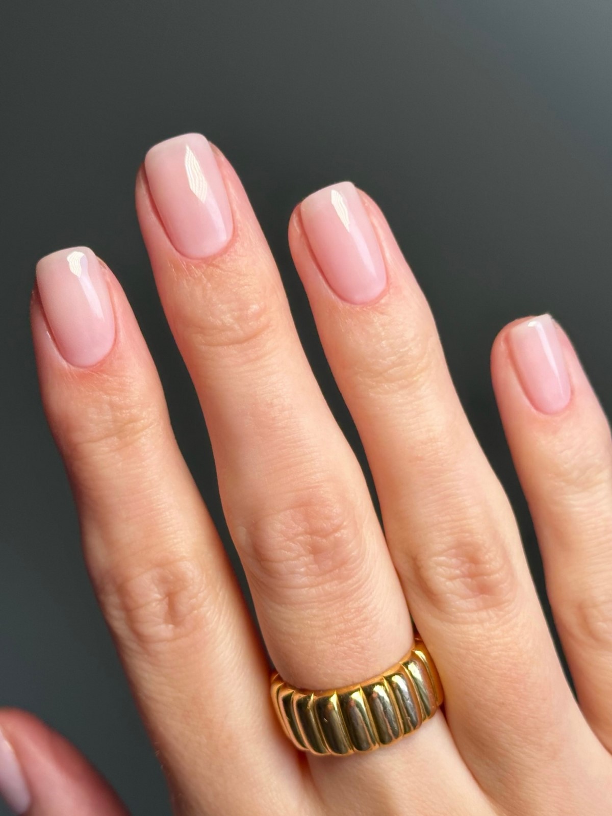 Маникюр 2026: короткие ногти, которые неожиданно меняют образ