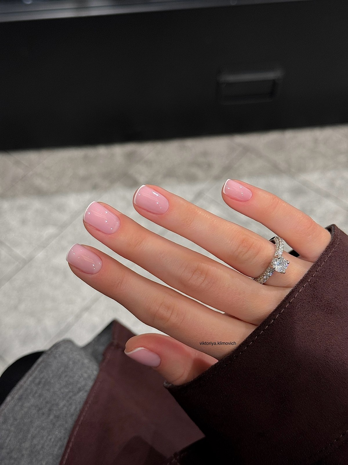 Маникюр 2026: короткие ногти, которые неожиданно меняют образ