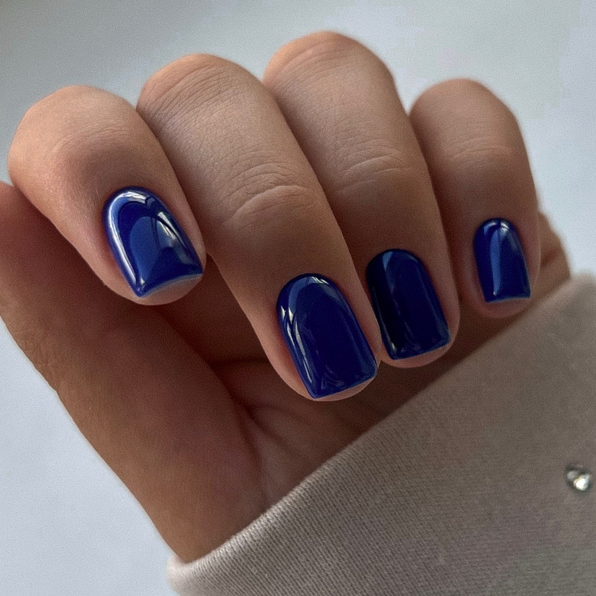 Маникюр 2026: короткие ногти, которые неожиданно меняют образ