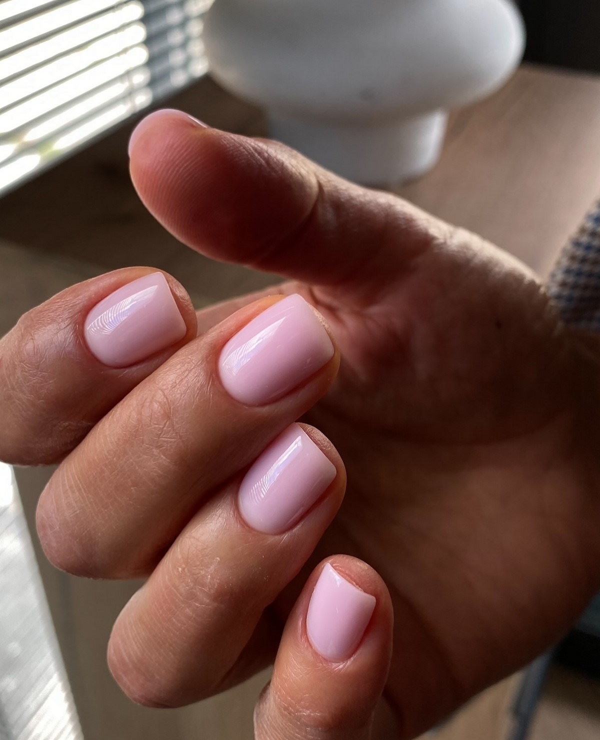 Маникюр 2026: короткие ногти, которые неожиданно меняют образ