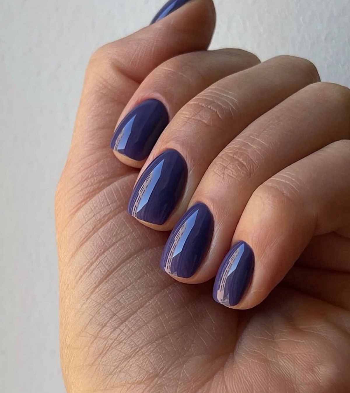 Маникюр 2026: короткие ногти, которые неожиданно меняют образ