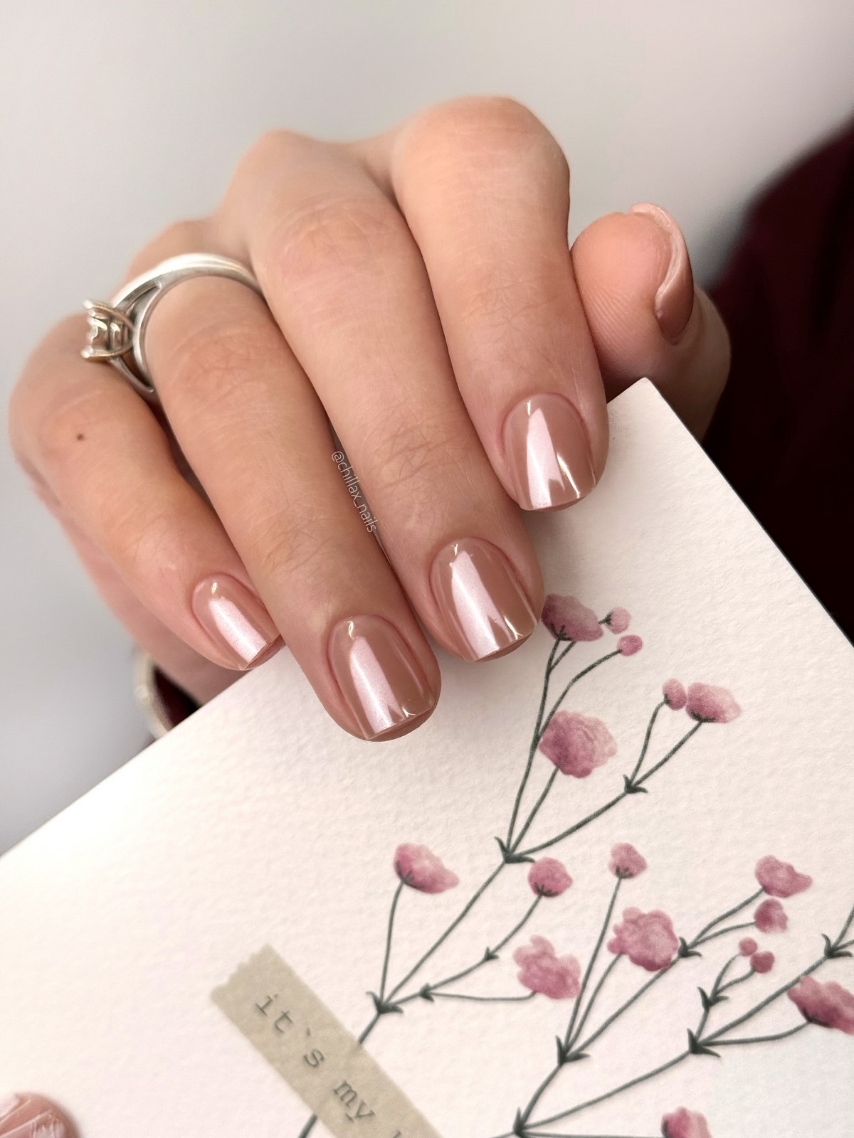 Маникюр 2026: короткие ногти, которые неожиданно меняют образ