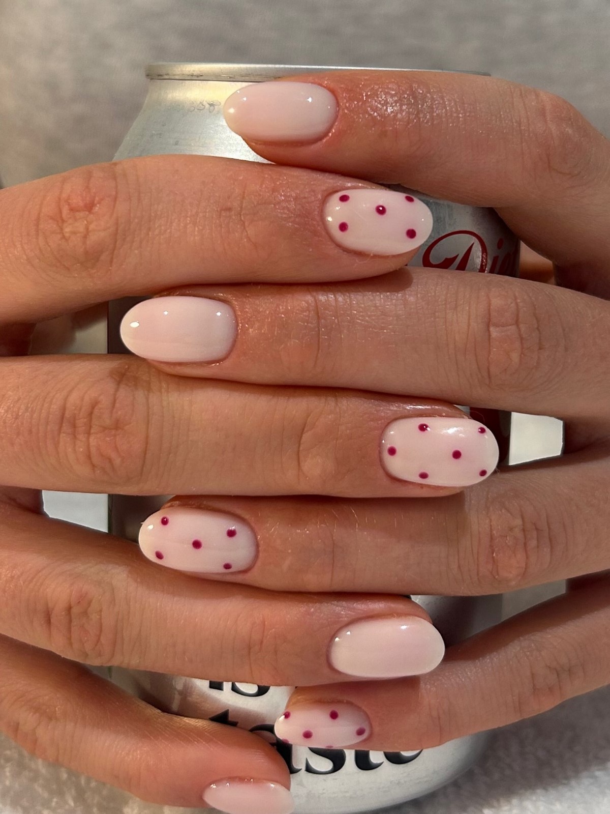 Минимализм на ногтях весной 2026: тонкие детали вместо дизайна