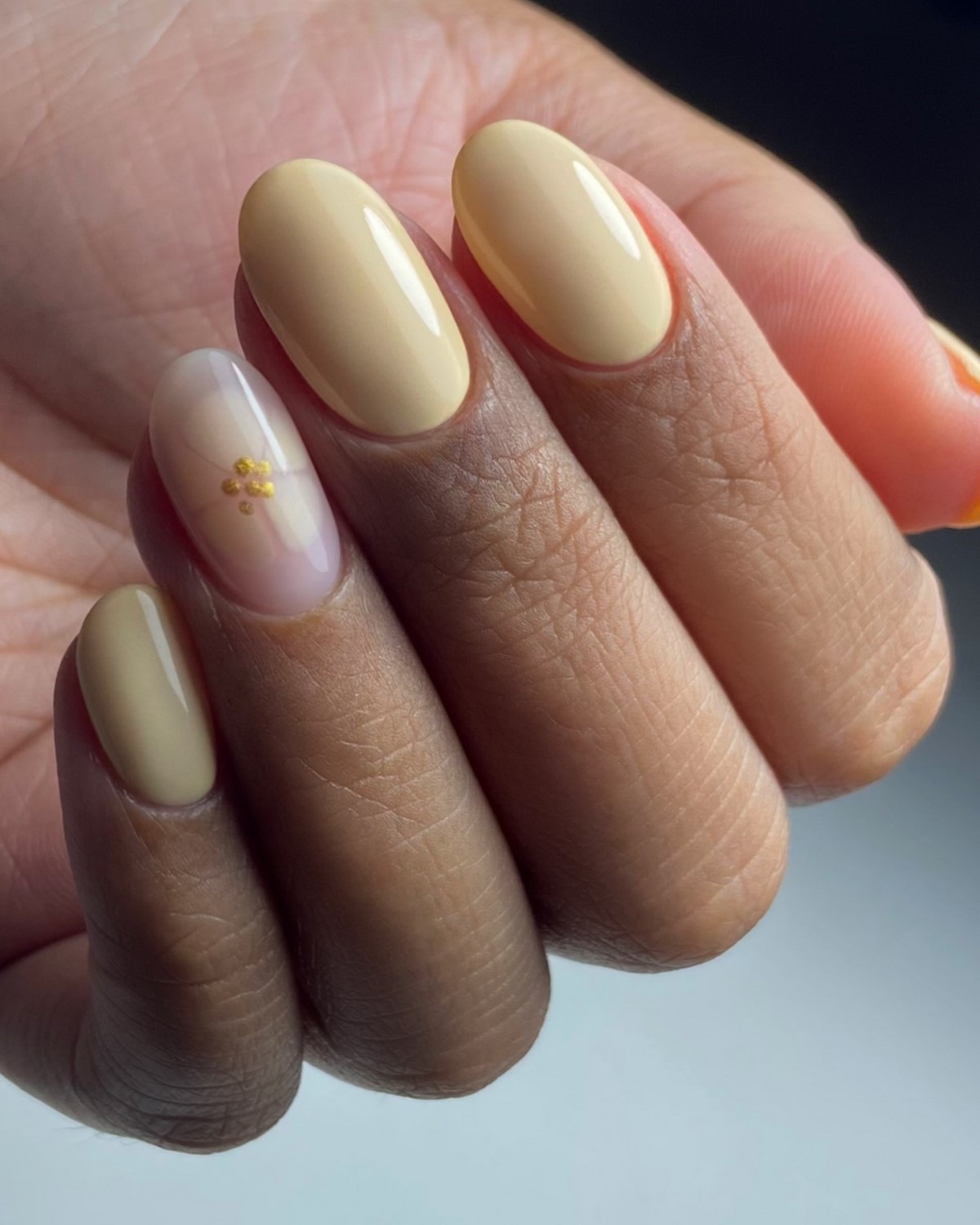 Минимализм на ногтях весной 2026: тонкие детали вместо дизайна