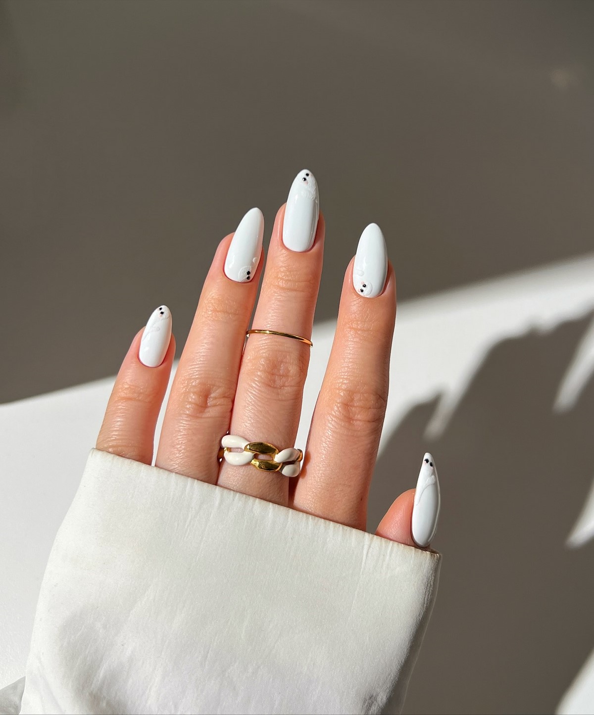 Минимализм на ногтях весной 2026: тонкие детали вместо дизайна
