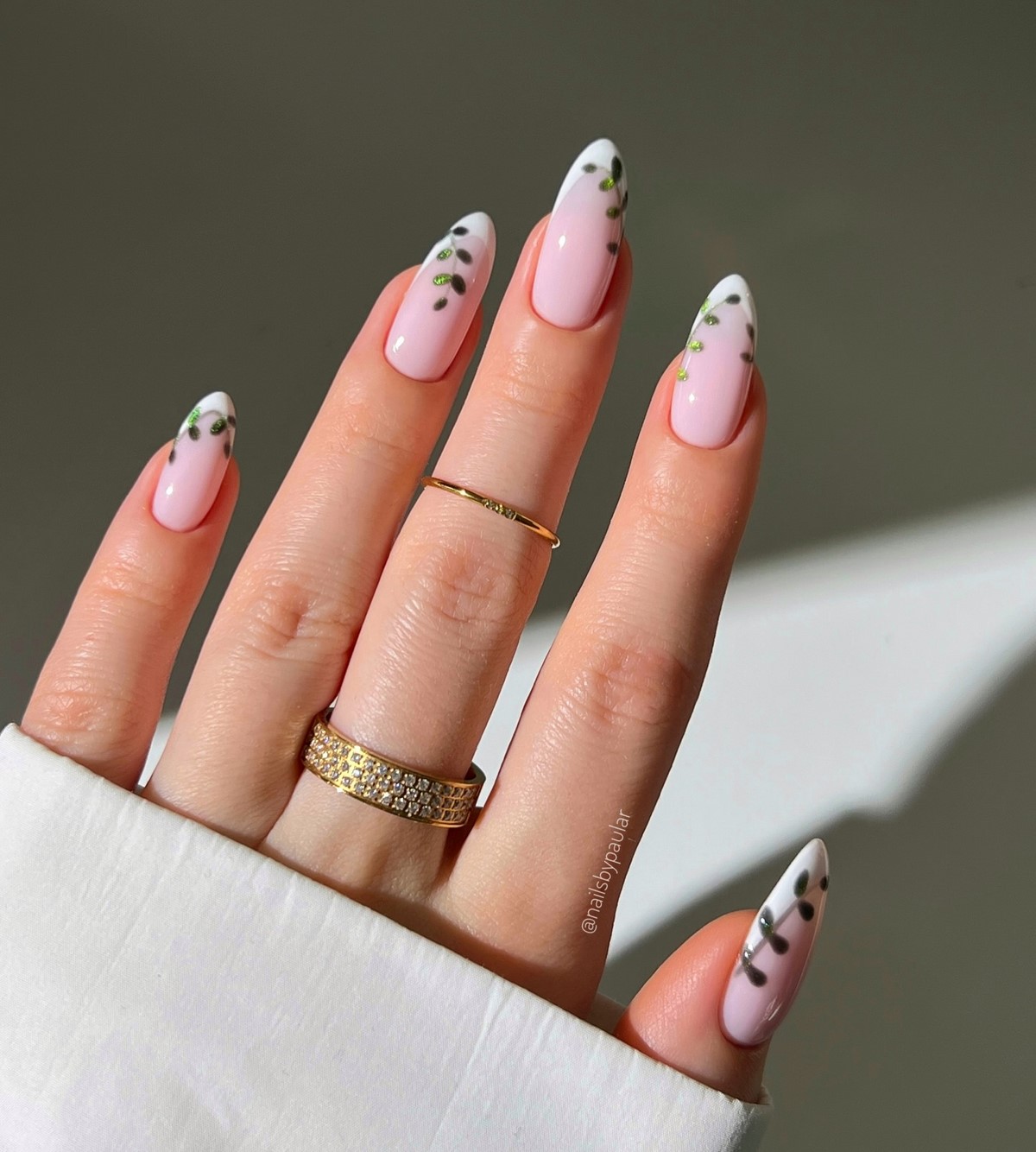 Минимализм на ногтях весной 2026: тонкие детали вместо дизайна