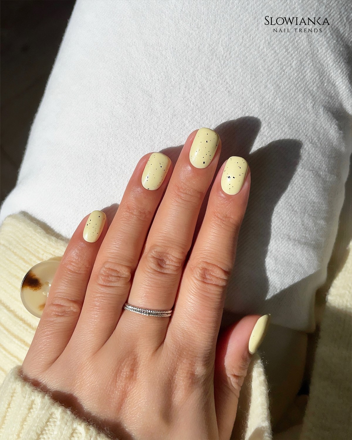 Минимализм на ногтях весной 2026: тонкие детали вместо дизайна