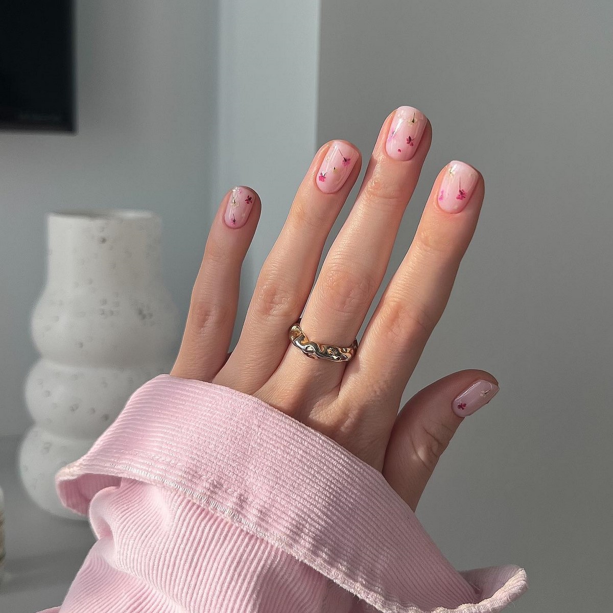 Минимализм на ногтях весной 2026: тонкие детали вместо дизайна