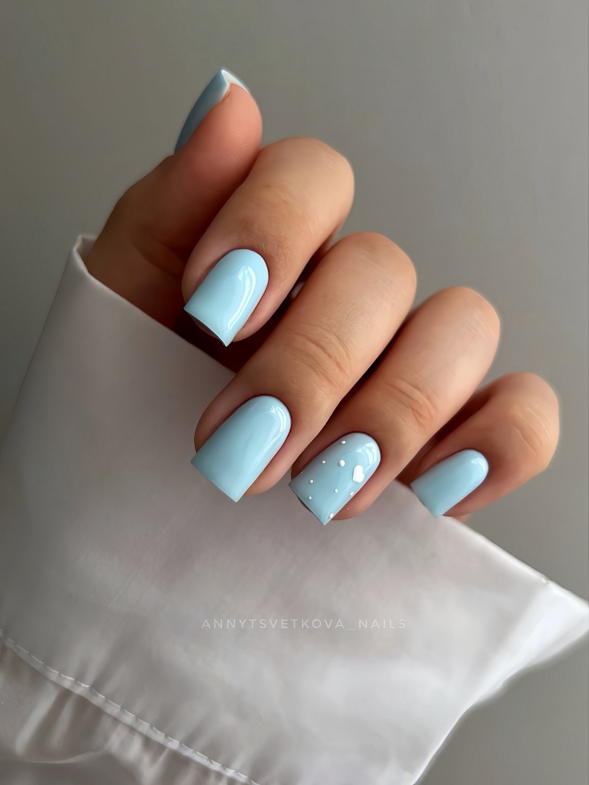 Минимализм на ногтях весной 2026: тонкие детали вместо дизайна