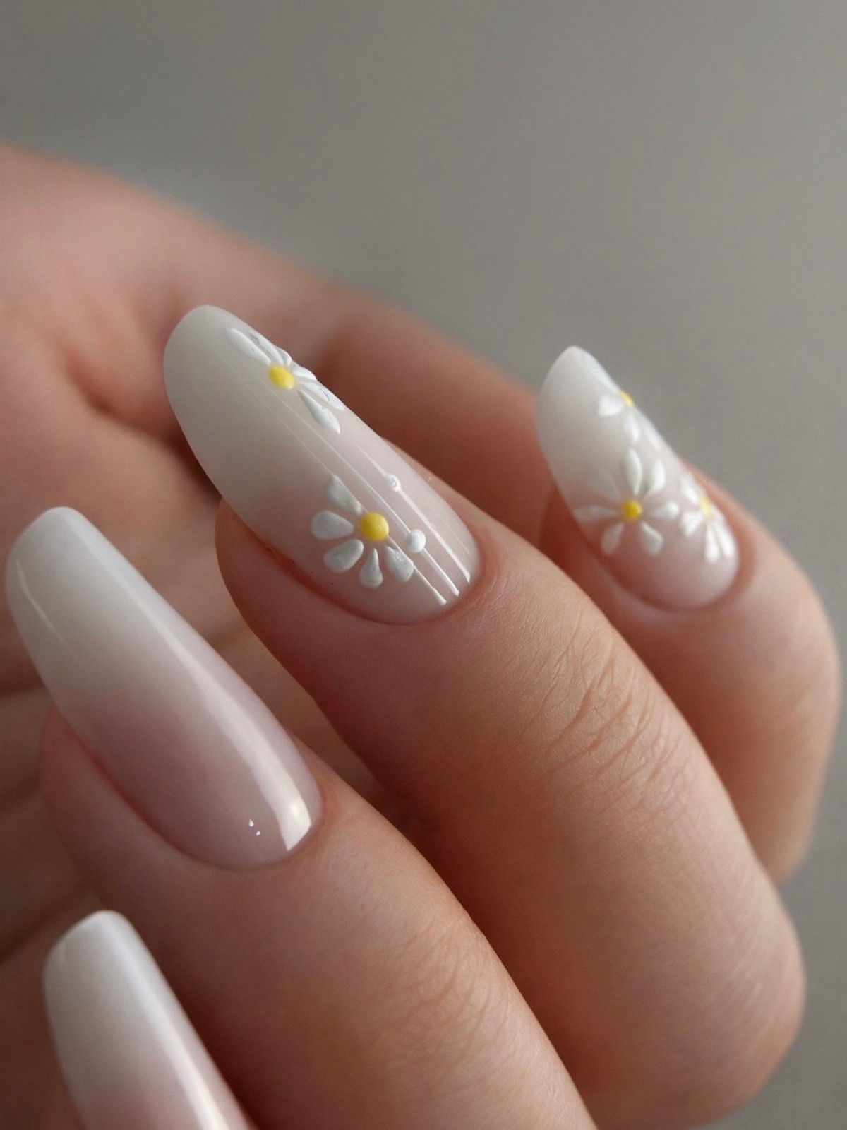 Минимализм на ногтях весной 2026: тонкие детали вместо дизайна