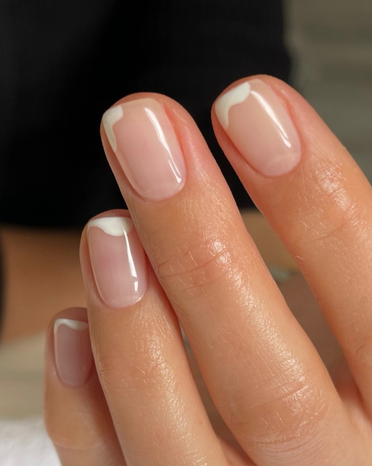 Минимализм на ногтях весной 2026: тонкие детали вместо дизайна