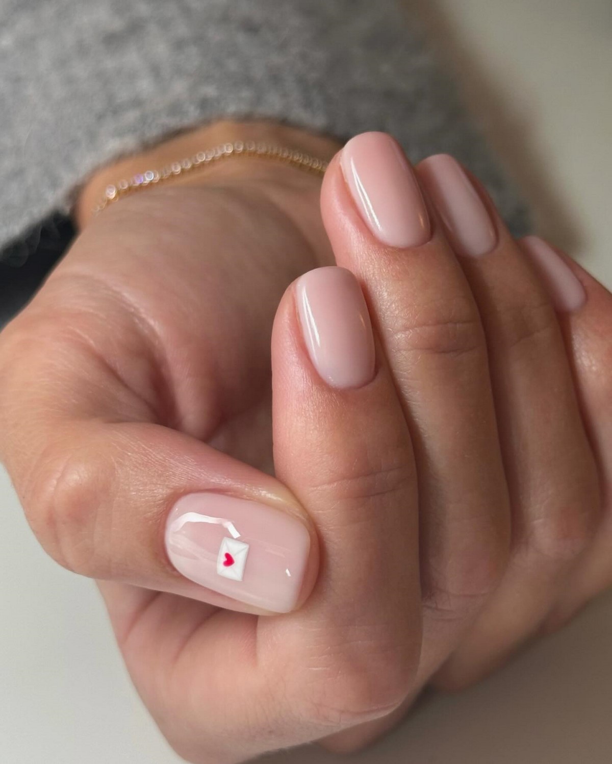 Минимализм на ногтях весной 2026: тонкие детали вместо дизайна